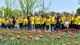 국제WeLoveU 회원들이 걷기대회 코스를 걸으며 즐겁게 손을 흔들고 있는 모습