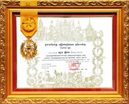 Huân chương của quốc vương Campuchia Monisarafon mà Chủ tịch Tổ chức WeLoveU Quốc tế Zahng Gil Jah đón nhận