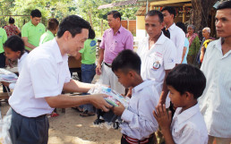 11월 29일, 장길자 회장이 이끌어 온 국제위러브유가 캄보디아 옹말리 초등학교서 학용품 및 의류 기증식을 개최.