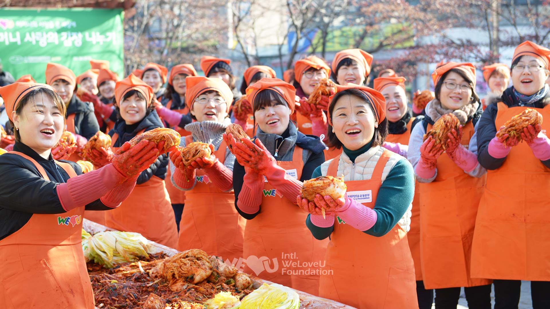 Evento de Preparación de Kimchi para Compartir el Amor de la Madre 2018 -  Fundación Internacional WeLoveU