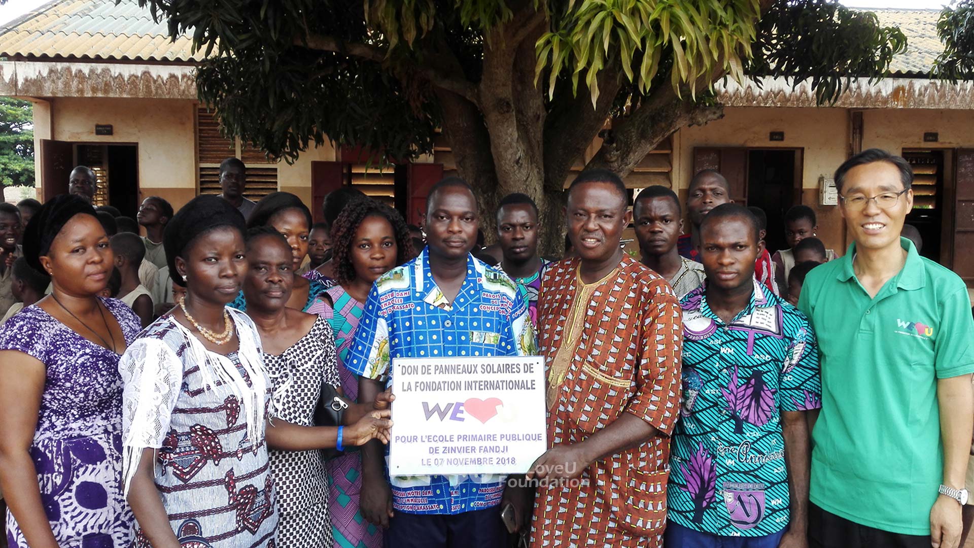 국제위러브유운동본부 베냉 코토누지부 회원 20여 명이 쟁비에 팡지 초등학교에 9월부터 11월까지 전기설치 및 학용품, 응급의약품을 지원.