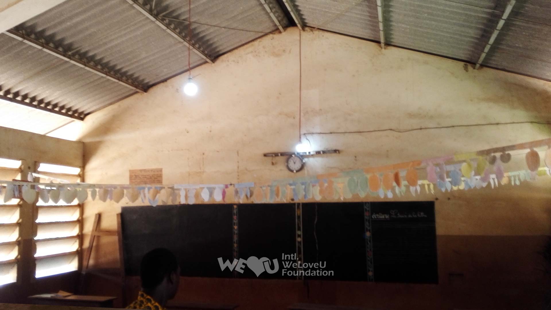 베냉 쟁비에 팡지 초등학교에 국제위러브유운동본부가 태양열 전기시설 및 학용품, 응급의약품을 9월부터 11월까지 지원하여 학교측은 감사장을 수여함