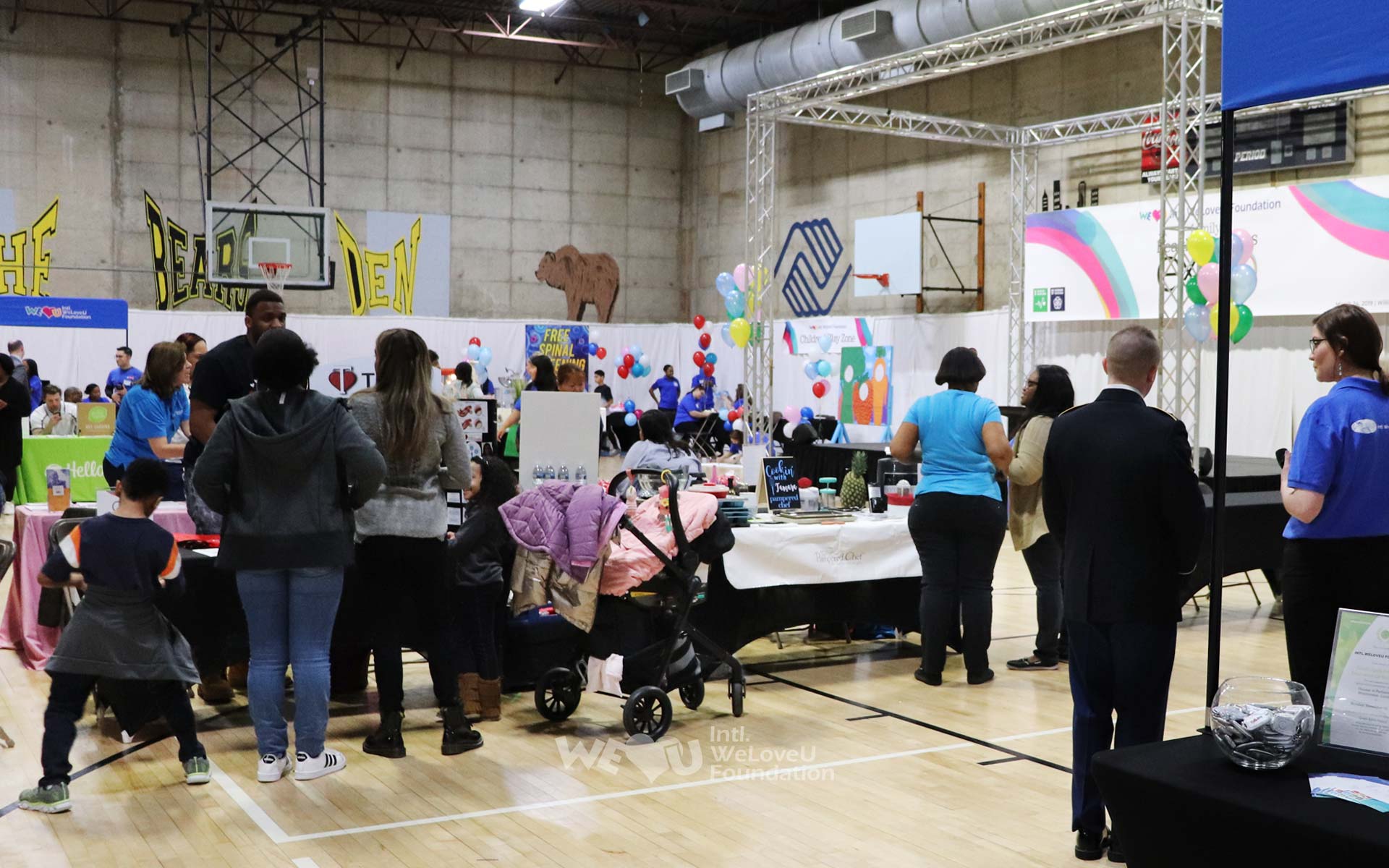 국제WeLoveU 가족 건강 복지 박람회에 유방암 연구회 등 20여 개의 건강 관련 단체가 참가해 척추 검사, 혈압 검사, 건강 요리 등을 선보여 참가자들에게 건강 정보를 공유하고 있는 모습