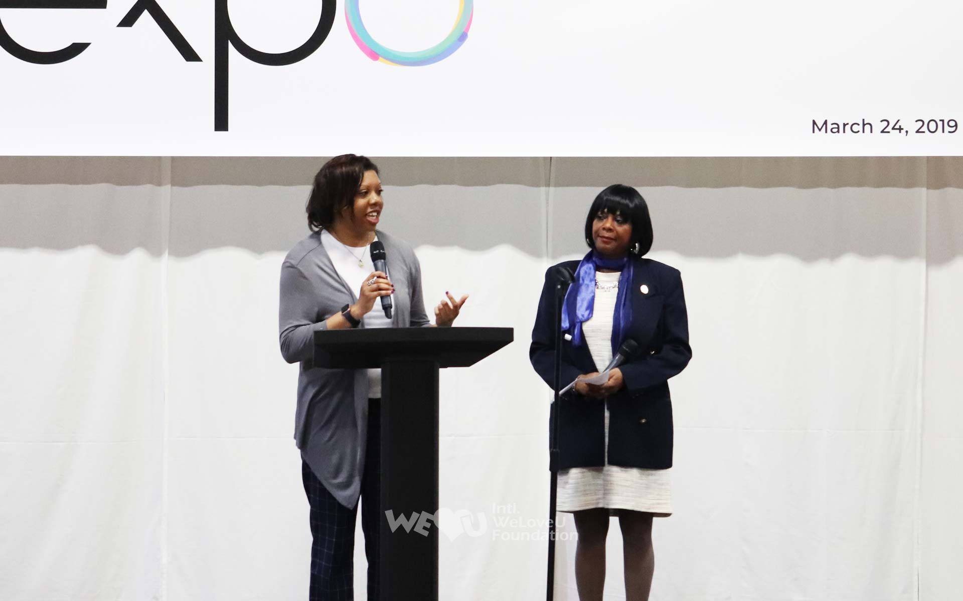 국제WeLoveU 가족 건강 복지 박람회 개최에 협력한 시의원이 행사장에서 감사말을 전하고 있다.