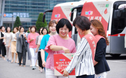 7월 3일, 한국잡월드에서 열린 제192차 전 세계 헌혈하나둘운동에 참여한 참가자들이 생명나눔을 위해 헌혈증서를 기부하고 있다.