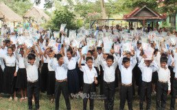 2018년 11월 15일, 캄보디아의 온동트롬 초등학교서 장길자 회장이 설립한 국제위러브유가 연 도서 및 학용품 기증식 사진.