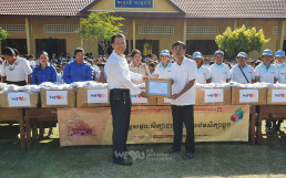 On November 28, the WeLoveU Foundation donated 730 sets of stationary items, and the school presented the letter of appreciation to the WeLoveU.