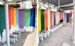 La parada de autobús frente a la escuela con hermosos colores.