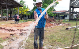 Nước khoáng sạch đang tuôn trào ra